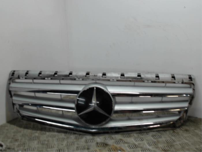 Begagnade Grill Mercedes B (W246/W242) 1.6 B-200 BlueEFFICIENCY Turbo 16V Pris € 99,75 Marginaltabell erbjuds av Binckhorst BV