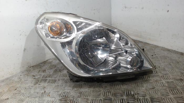 Używane Reflektor prawy Suzuki Splash 1.0 12V Cena € 68,25 Procedura marży oferowane przez Binckhorst BV