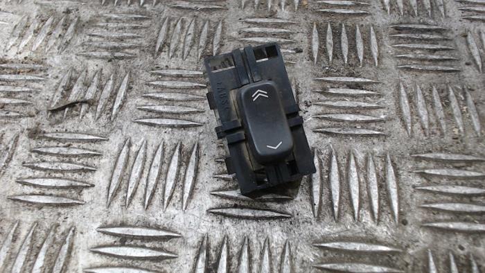 Usados Interruptor de ventanilla eléctrica Cadillac SRX 4.6 V8 32V AWD Precio € 15,75 Norma de margen ofrecido por Binckhorst BV