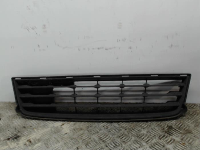 Używane Grill Suzuki Splash 1.0 12V Cena € 26,25 Procedura marży oferowane przez Binckhorst BV