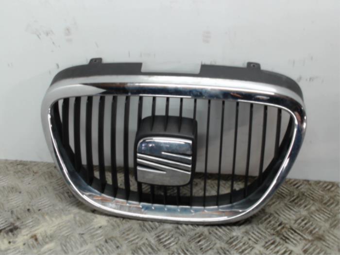 Używane Grill Seat Leon (1P1) 1.9 TDI 105 Cena € 31,50 Procedura marży oferowane przez Binckhorst BV
