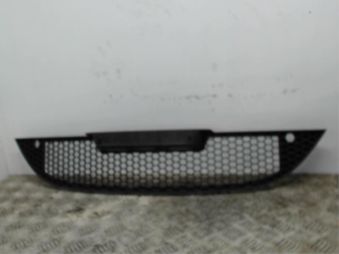 Używane Grill Seat Leon (1P1) 1.9 TDI 105 Cena € 21,00 Procedura marży oferowane przez Binckhorst BV