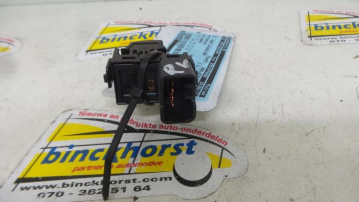 Usados Interruptor de ventanilla eléctrica Mitsubishi Outlander (GF/GG) 2.2 DI-D 16V Clear Tec 4x2 Precio € 15,75 Norma de margen ofrecido por Binckhorst BV