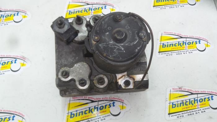 Usagé Bloc ABS Mercedes E (W210) 2.2 E-220D 16V Prix € 84,00 Règlement à la marge proposé par Binckhorst BV
