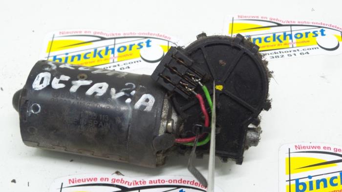 Front wiper motor from a Skoda Octavia (1U2) 1.8 SLX 20V 1997