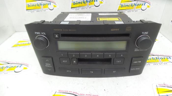 Radio CD Spieler van een Toyota Avensis (T25/B1B) 1.8 16V VVT-i 2005