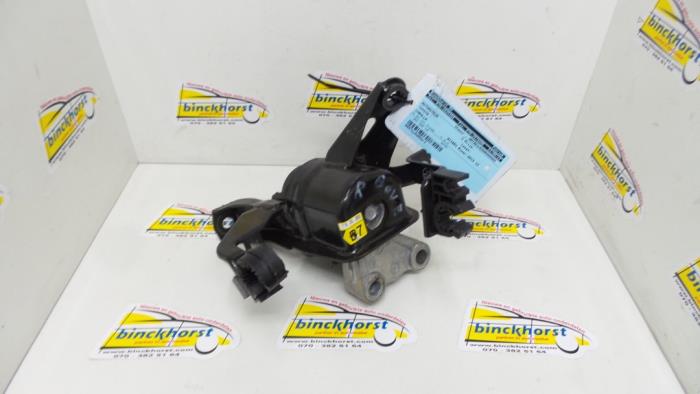 Used Engine mount Toyota Corolla (E15) 1.6 Dual VVT-i 16V Price € 26,25 Margin scheme offered by Binckhorst BV