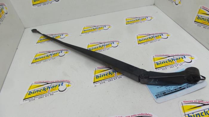 Front wiper arm from a Toyota Corolla (E15) 1.6 Dual VVT-i 16V 2013