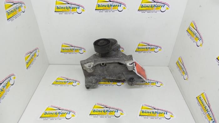 Usagé Support dynamo bas Peugeot 307 (3A/C/D) 2.0 HDi 90 Prix € 42,00 Règlement à la marge proposé par Binckhorst BV