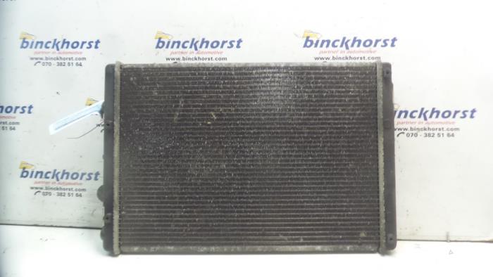 Radiator from a Volkswagen Polo III (6N1) 1.9 D 1996