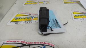 Usados Interruptor de calefactor luneta Seat Ibiza III (6L1) 1.4 16V 75 Precio € 15,75 Norma de margen ofrecido por Binckhorst BV