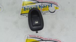 Usados Interruptor de ventanilla eléctrica Peugeot 406 Break (8E/F) 2.0 HDi 110 Precio € 15,75 Norma de margen ofrecido por Binckhorst BV