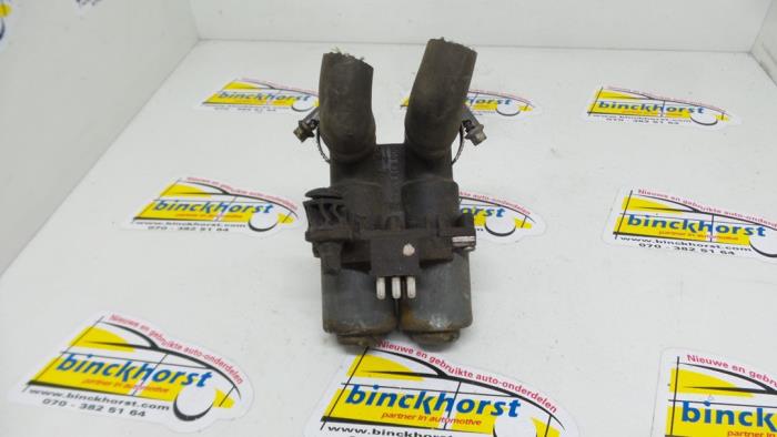 Electric heater valve from a Mercedes-Benz E Combi (S124) 2.0 200 T 1988
