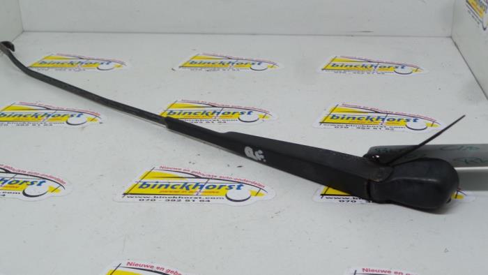 Front wiper arm from a Renault Clio II Societe (SB) 1.5 dCi 80 2002