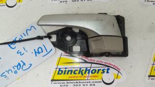 Używane Uchwyt drzwi lewych tylnych wersja 4-drzwiowa Toyota Prius Plus (ZVW4) 1.8 16V Cena € 36,75 Procedura marży oferowane przez Binckhorst BV