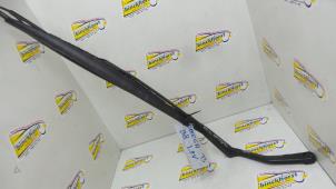 Used Front wiper arm Opel Omega Price € 15,75 Margin scheme offered by Binckhorst BV