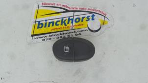 Usados Interruptor de calefactor luneta Renault Scénic I (JA) 1.9 dCi Precio € 15,75 Norma de margen ofrecido por Binckhorst BV