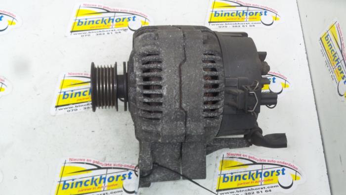 Dynamo from a Volkswagen Polo III Classic (6KV2) 1.6i 75 1996