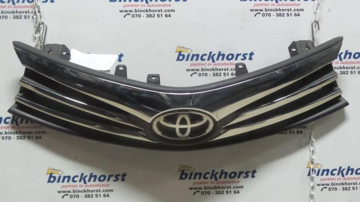Grille from a Toyota Corolla (E15) 1.6 Dual VVT-i 16V 2013