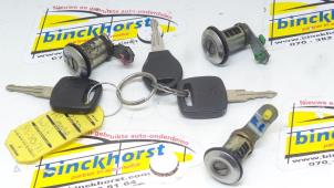 Używane Zestaw wkladek zamka (kompletny) Nissan Almera (N15) 2.0 GX Diesel Cena € 63,00 Procedura marży oferowane przez Binckhorst BV