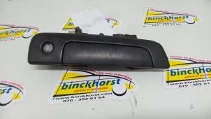 Używane Uchwyt drzwi prawych wersja 2-drzwiowa Mitsubishi Colt (CJ) 1.3 GL,GLX 12V Cena € 9,98 Procedura marży oferowane przez Binckhorst BV