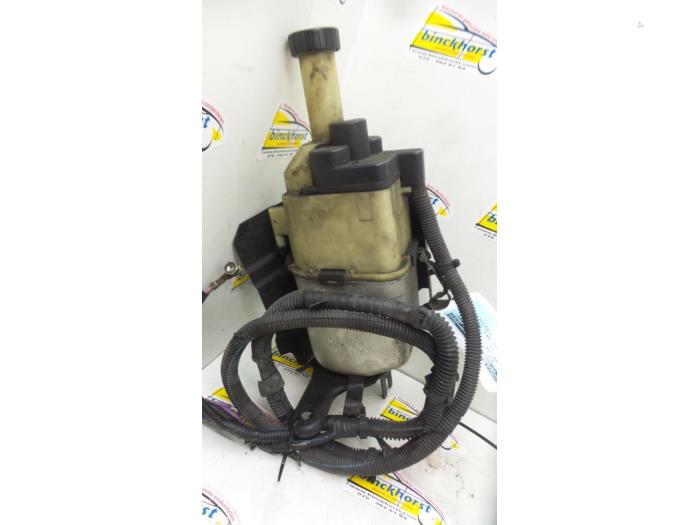Power steering pump from a Opel Astra G (F08/48) 1.7 DTL 2000