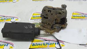 Używane Mechanizm blokady drzwi prawych tylnych wersja 4-drzwiowa Mitsubishi Carisma 1.6i 16V Cena € 36,75 Procedura marży oferowane przez Binckhorst BV