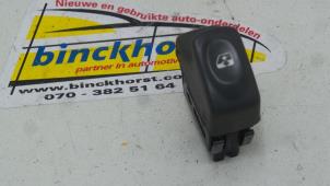 Usados Interruptor de ventanilla eléctrica Renault Scénic I (JA) 1.9 dTi Precio € 15,75 Norma de margen ofrecido por Binckhorst BV