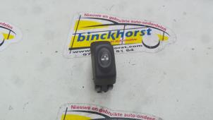Usados Interruptor de ventanilla eléctrica Renault Scénic I (JA) 1.9 dTi Precio € 15,75 Norma de margen ofrecido por Binckhorst BV