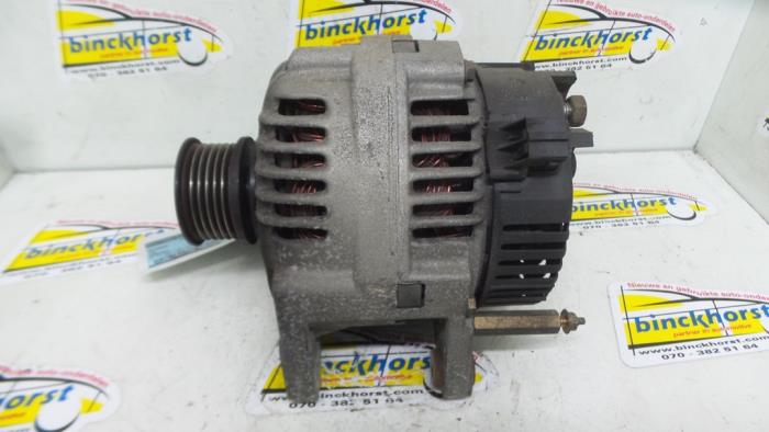 Dynamo från en Volkswagen Passat Variant (35I) 2.0i CL,GL,GT 1996