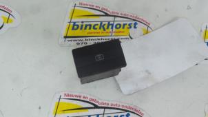 Usados Interruptor de calefactor luneta Volkswagen Passat Variant (35I) 2.0i CL,GL,GT Precio € 15,75 Norma de margen ofrecido por Binckhorst BV