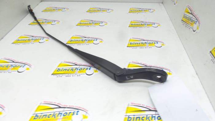 Front wiper arm from a Peugeot 207/207+ (WA/WC/WM) 1.6 HDi 16V 2007