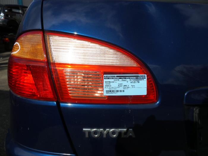 Rücklicht links van een Toyota Avensis (T22) 2.0 D-4D 16V 2002