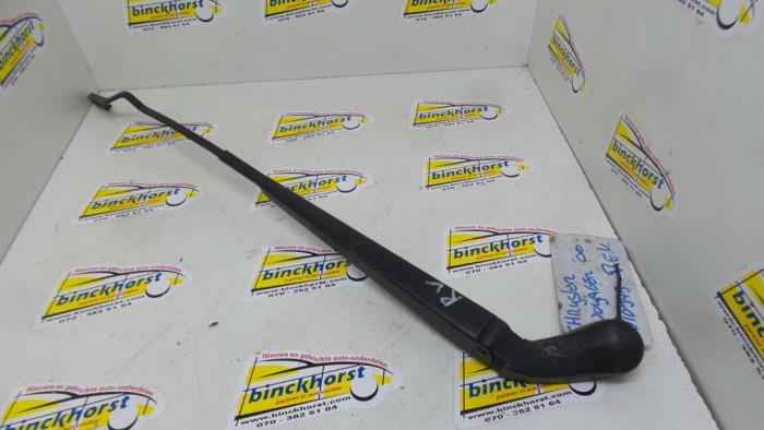 Front wiper arm from a Chrysler Voyager/Grand Voyager 2.4i 16V 2000