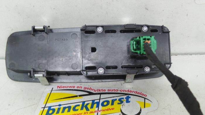 Usados Interruptor de ventanilla eléctrica Jeep Grand Cherokee (WK/WK2) 3.0 CRD V6 24V Precio € 36,75 Norma de margen ofrecido por Binckhorst BV