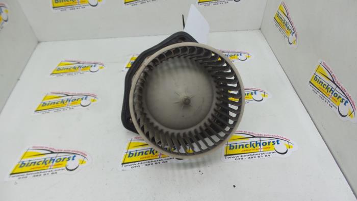 Heating and ventilation fan motor from a Daewoo Nubira (J100) 2.0 16V 2000