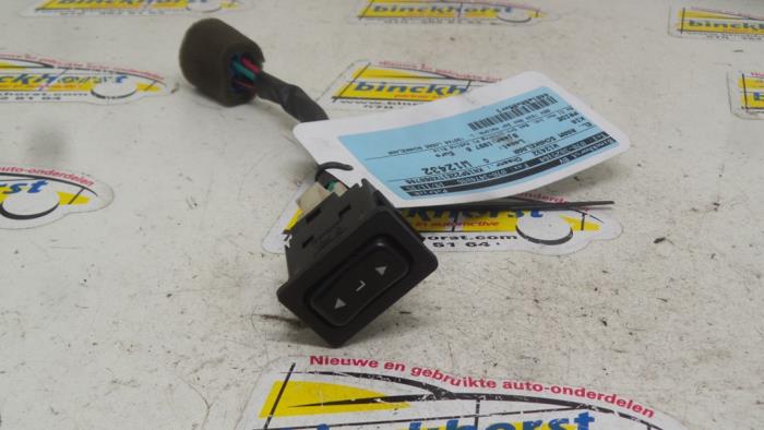 Usados Interruptor de ventanilla eléctrica Kia Pride (DA) 1.3i Precio € 15,75 Norma de margen ofrecido por Binckhorst BV