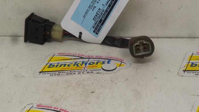 Usados Interruptor de ventanilla eléctrica Kia Pride (DA) 1.3i Precio € 15,75 Norma de margen ofrecido por Binckhorst BV