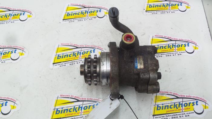 Power steering pump from a Nissan X-Trail (T30) 2.2 dCi 16V 4x4 2006
