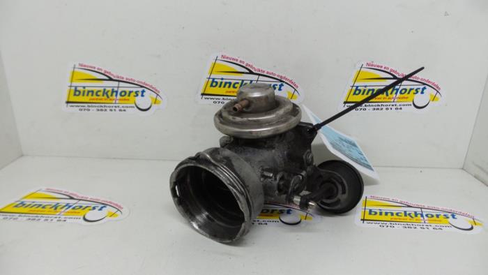 EGR valve from a Volkswagen Sharan (7M8/M9/M6) 1.9 TDI 115 2000