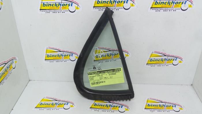 Usados Ventanilla triangular derecha detrás Hyundai Lantra/Elantra II 1.6i GLS 16V Precio € 26,25 Norma de margen ofrecido por Binckhorst BV