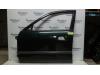 Tür 4-türig links vorne van een Mazda 626 (GF14), 1997 / 2002 1.8i 16V, Fließheck, Benzin, 1.840cc, 66kW (90pk), FWD, FPY3, 1997-05 / 1999-12, GF14P 1998
