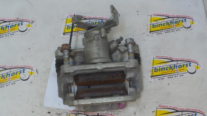 Rear brake calliper, left from a Daewoo Orlando (YYM/YYW) 2.0 D 16V 2011