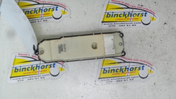 Electric window switch from a Toyota Avensis Verso (M20) 2.0 16V VVT-i D-4 2005