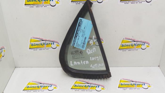 Usados Ventanilla triangular derecha detrás Hyundai Lantra/Elantra II 1.6i GLS 16V Precio € 26,25 Norma de margen ofrecido por Binckhorst BV