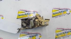 Używane Mechanizm blokady drzwi prawych wersja 2-drzwiowa Mercedes Vito (638.0) 2.3 108D Cena € 36,75 Procedura marży oferowane przez Binckhorst BV