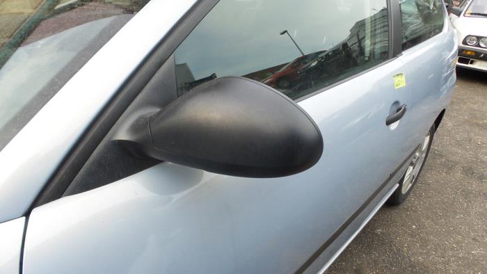 Außenspiegel links van een Seat Ibiza III (6L1) 1.4 16V 75 2002