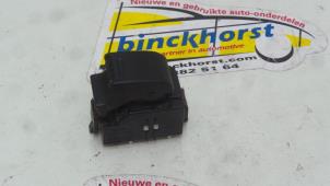 Używane Przelacznik elektrycznej szyby Toyota Avensis (T22) 2.0 D-4D 16V Cena € 15,75 Procedura marży oferowane przez Binckhorst BV