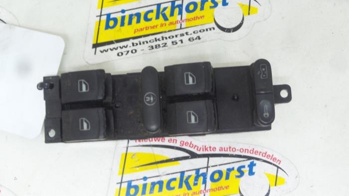 Electric window switch from a Volkswagen Passat (3B2) 1.8 20V 1998