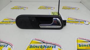 Używane Uchwyt drzwi prawych wersja 2-drzwiowa Seat Ibiza III (6L1) 1.4 16V 75 Cena € 9,98 Procedura marży oferowane przez Binckhorst BV